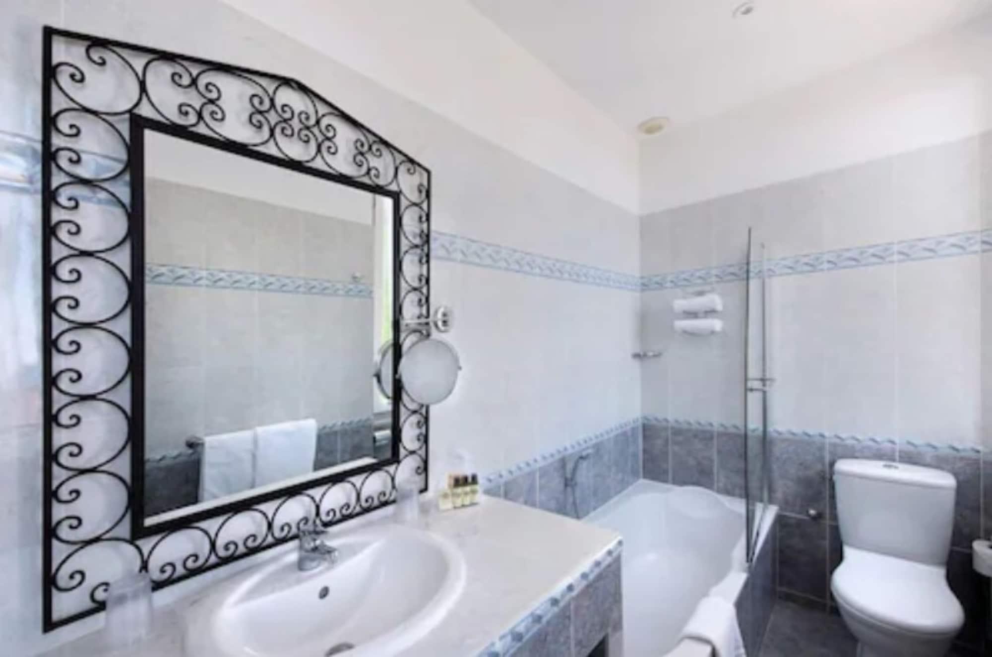 Hotel Chateau De La Tour Канни Екстер'єр фото
